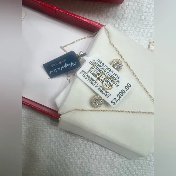 MACY’S 2-PC 1CT DIAMOND SET CLUSTER PENDANT NECKLACE & STUDS - Picture 4 of 17